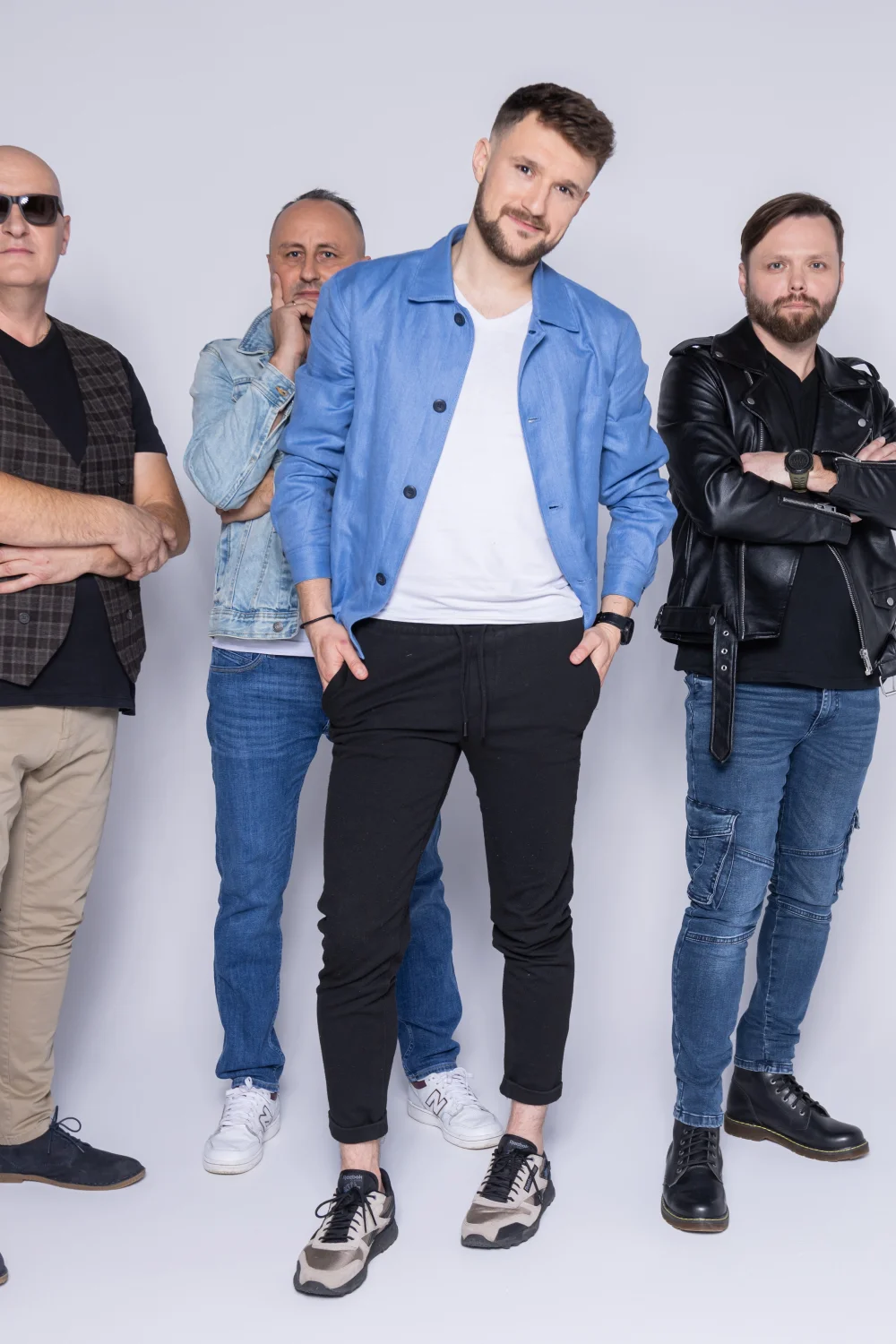 W skład zespołu wchodzą Karol, Dariusz, Krzysztof oraz Arkadiusz. Formacja zyskała popularność na rynku disco polo po udziale w 2 edycji telewizyjnego talent show „Disco Star” w POLO TV. Zespół znany jest przede wszystkim z takich hitów jak "Jeden Gest”, "Niespotykany Kolor” i „Lek Na Życie”, które uzyskały status platynowej płyty.