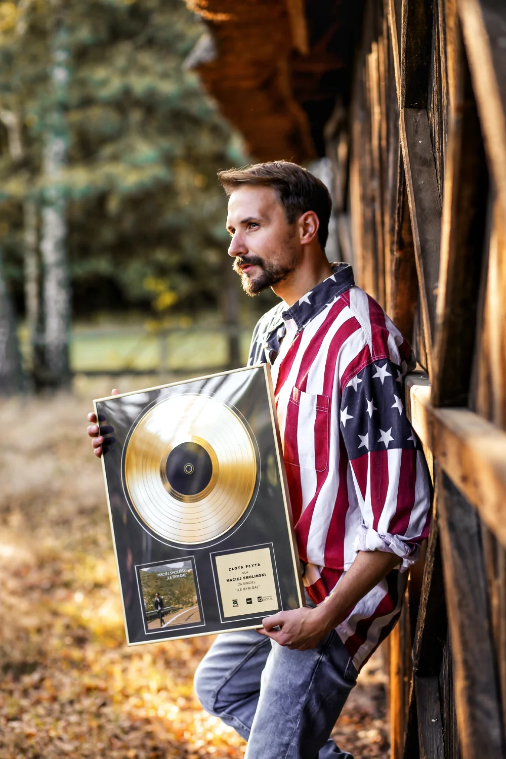 Wokalista, który wie, jak rozgrzać publiczność w każdym wieku! Polacy pokochali go jako prezentera telewizyjnego, a on odwdzięczył się swoją muzyką. Jego repertuar to mieszanka rytmicznych przebojów, romantycznych ballad i energetycznych hitów, które z łatwością wpadają w ucho. Od lat zachwyca fanów swoim talentem, a jego koncerty to prawdziwy spektakl, pełen emocji, tańca i niezapomnianych chwil.