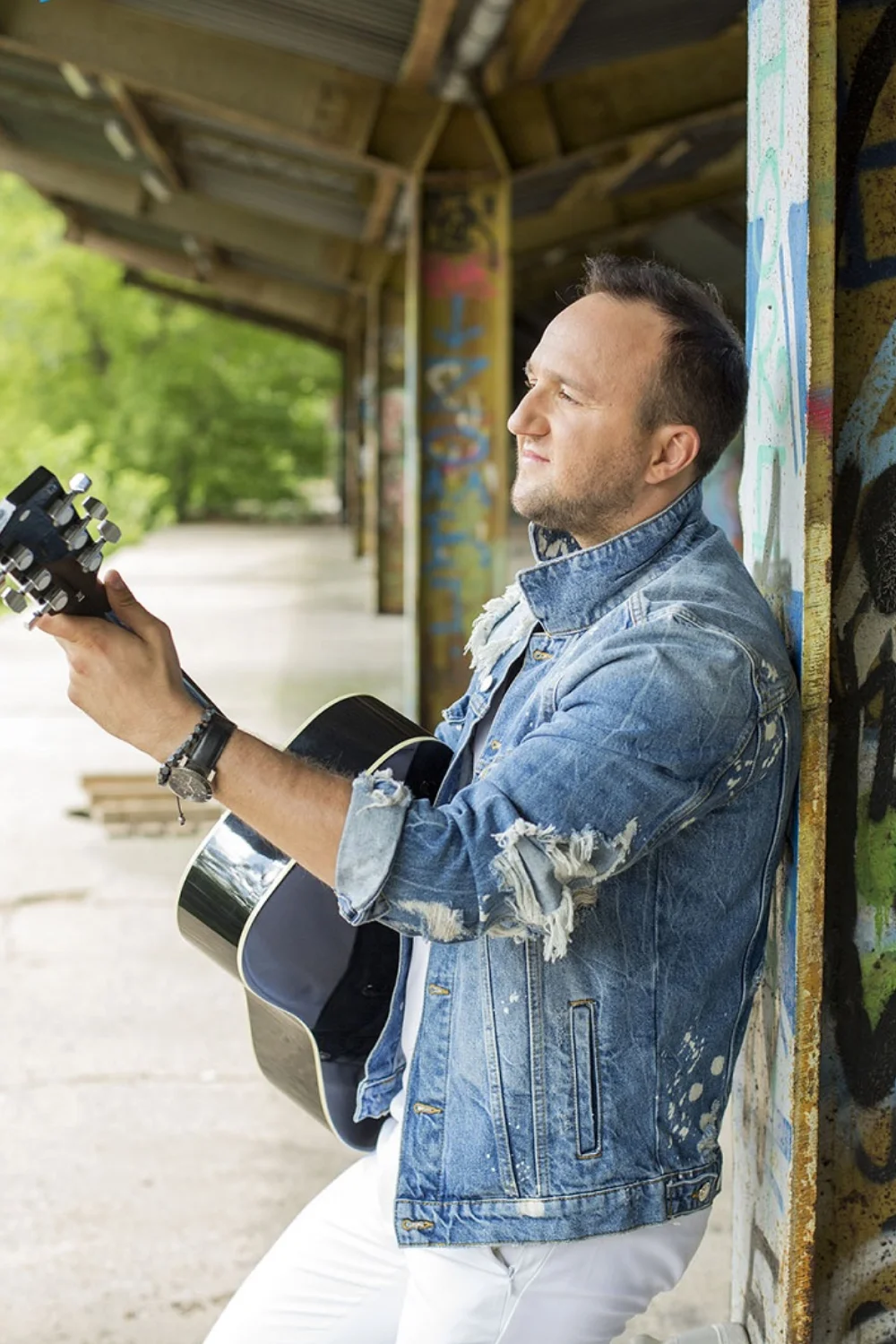 wokalista, muzyk i kompozytor z Jasła. Karierę solową rozpoczął w 2012 roku hitem „Winny” nagranym z Liberem. W projekcie Gentlemen wykonuje utwory Wodeckiego, Zauchy, Grechuty i innych. Gra na trąbce i fortepianie, komponuje dla siebie oraz znanych polskich artystów. W okresie świątecznym koncertuje z repertuarem kolędowym.