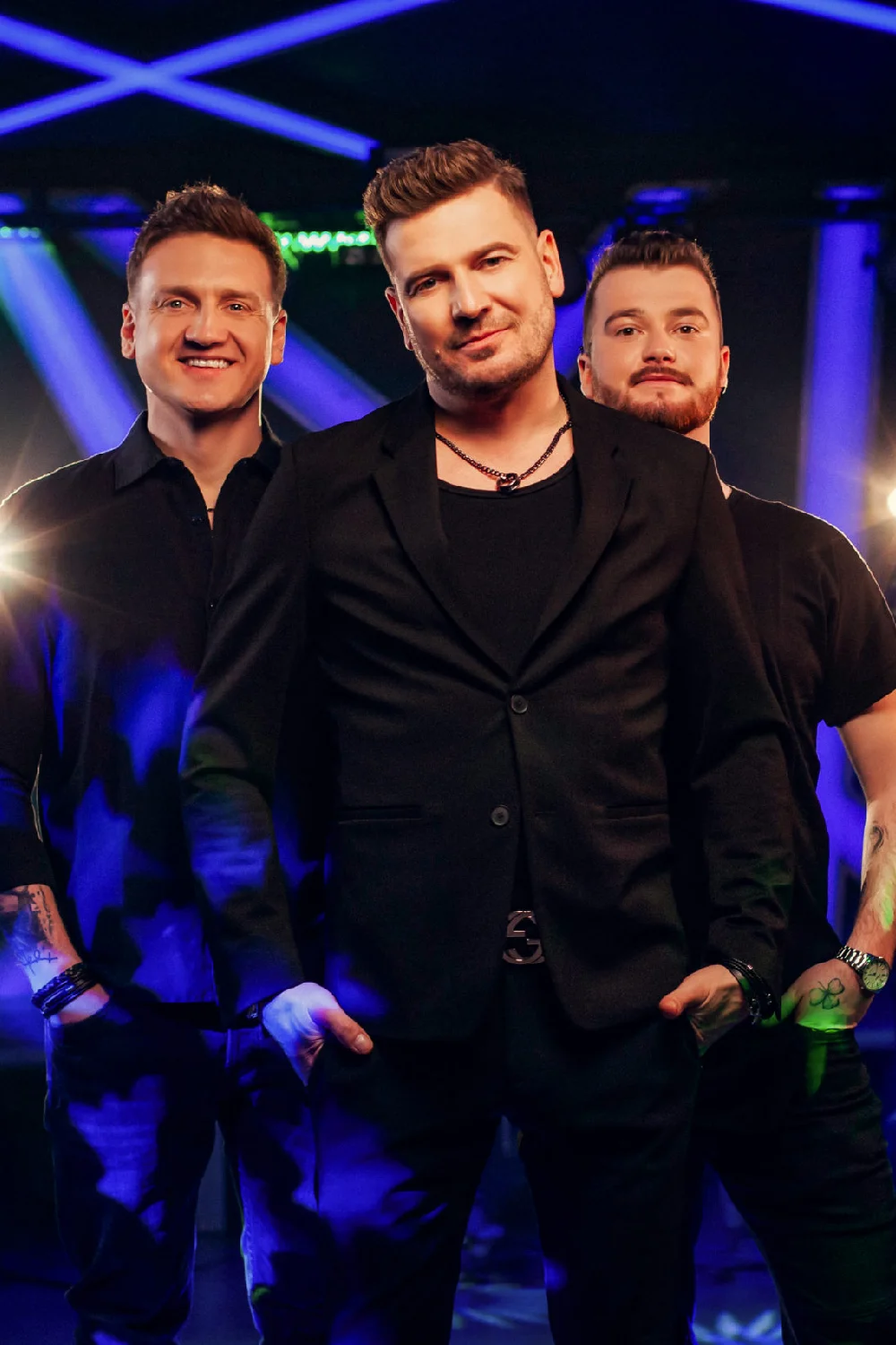 Znani z ognistego temperamentu i niezwykłej przebojowości, z natury nie lubią robić wokół siebie dużego szumu, ale gdy tylko pojawią się na scenie, potrafią zaczarować ludzi tak, że nogi same rwą się do tańca. Jak sami mówią o sobie: “Cieszymy się, że muzyka którą tworzymy potrafi bawić sprawiając, że na twarzy wielu osób pojawia się uśmiech”.